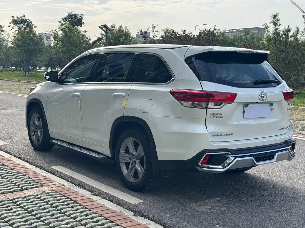Toyota Highlander 2018 2.0T Luxury 7 мест V