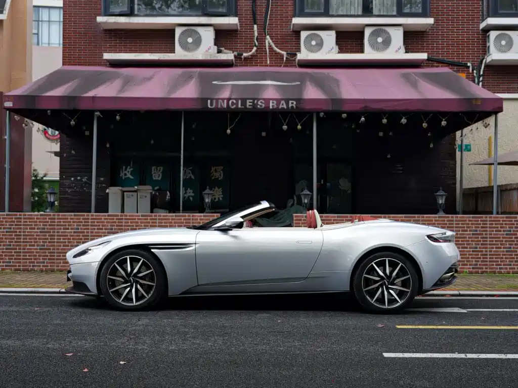 Aston Martin DB11 — миниатюра 15