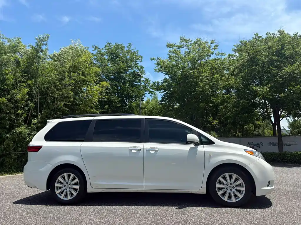 Toyota Sienna — миниатюра 3
