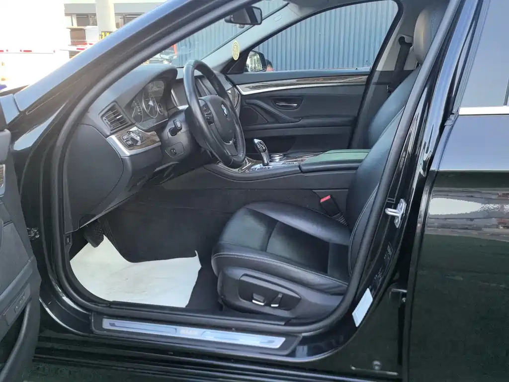BMW 5 Series — миниатюра 4
