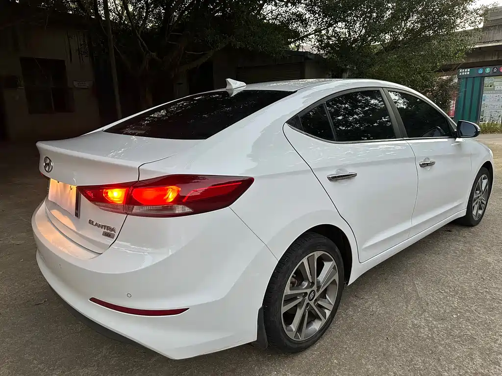 Hyundai Elantra — миниатюра 4