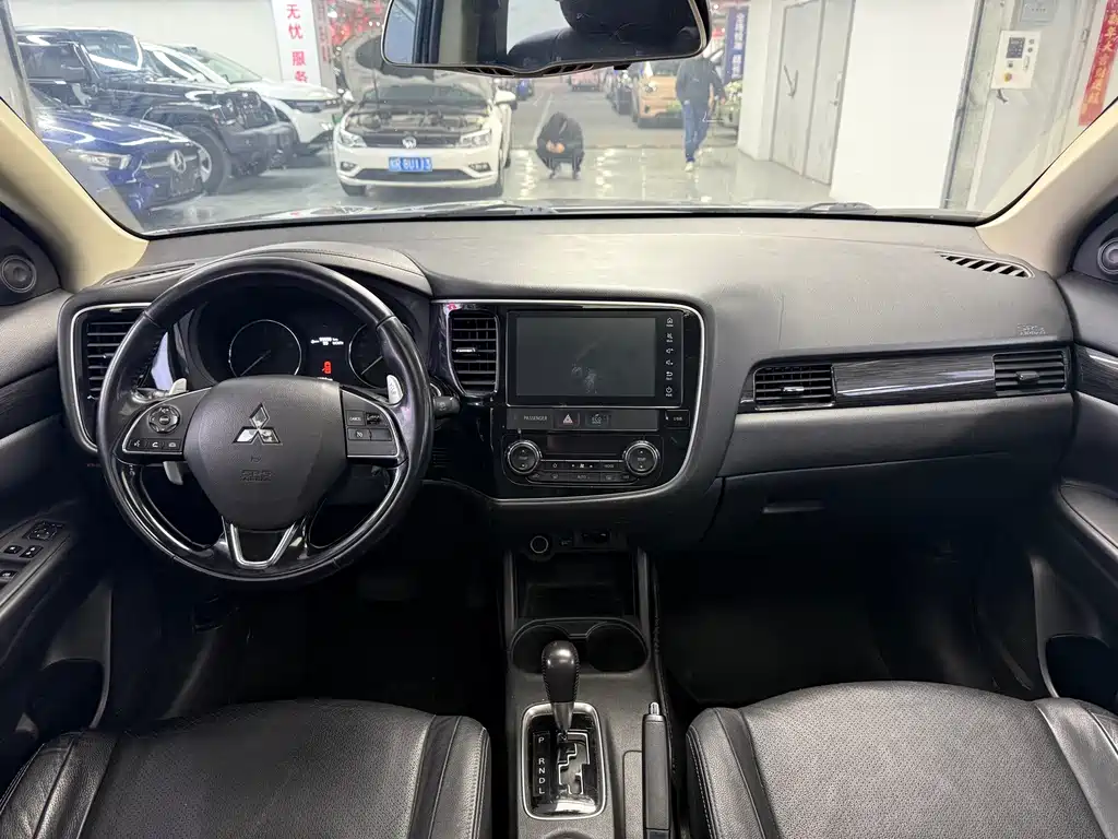 MITSUBISHI OUTLANDER