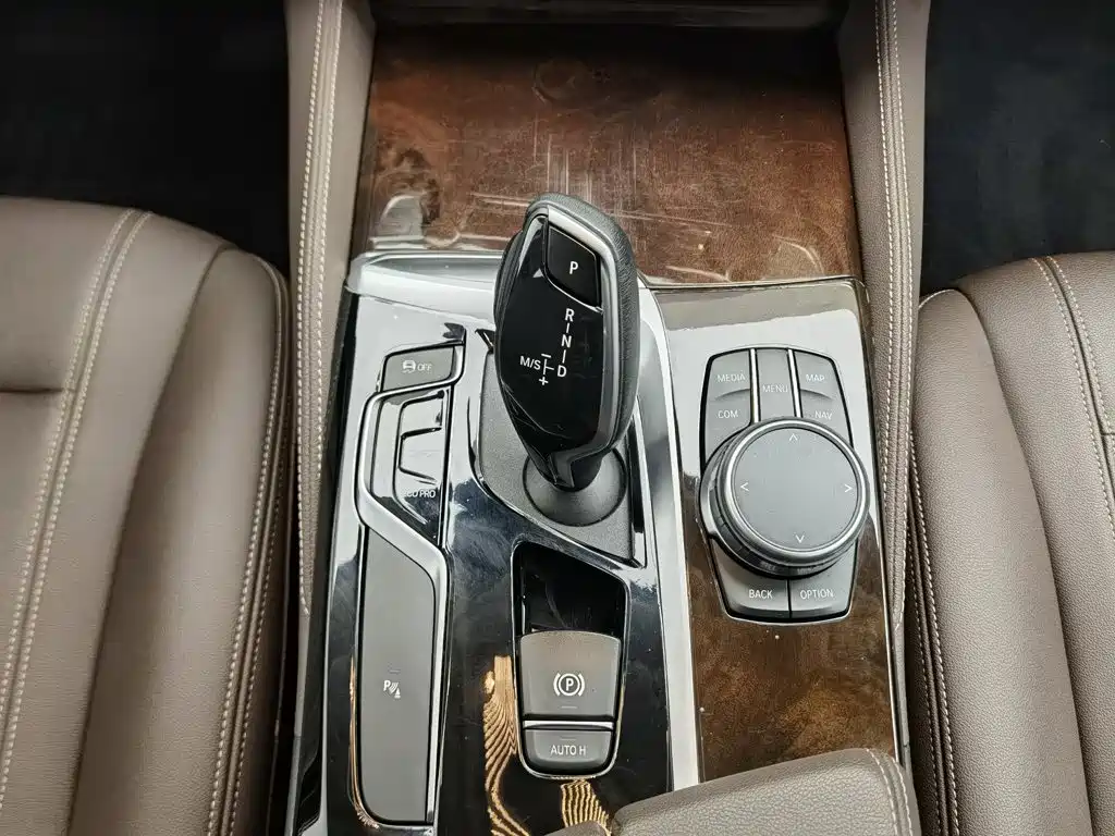 BMW 5 Series — миниатюра 13