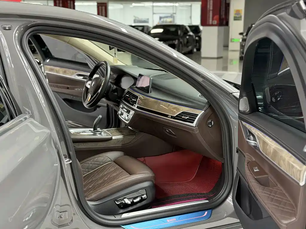 BMW 7 Series — миниатюра 10