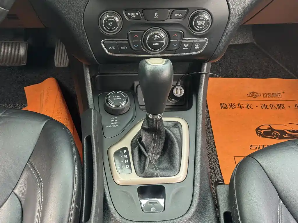 Jeep Cherokee (Import) — миниатюра 8