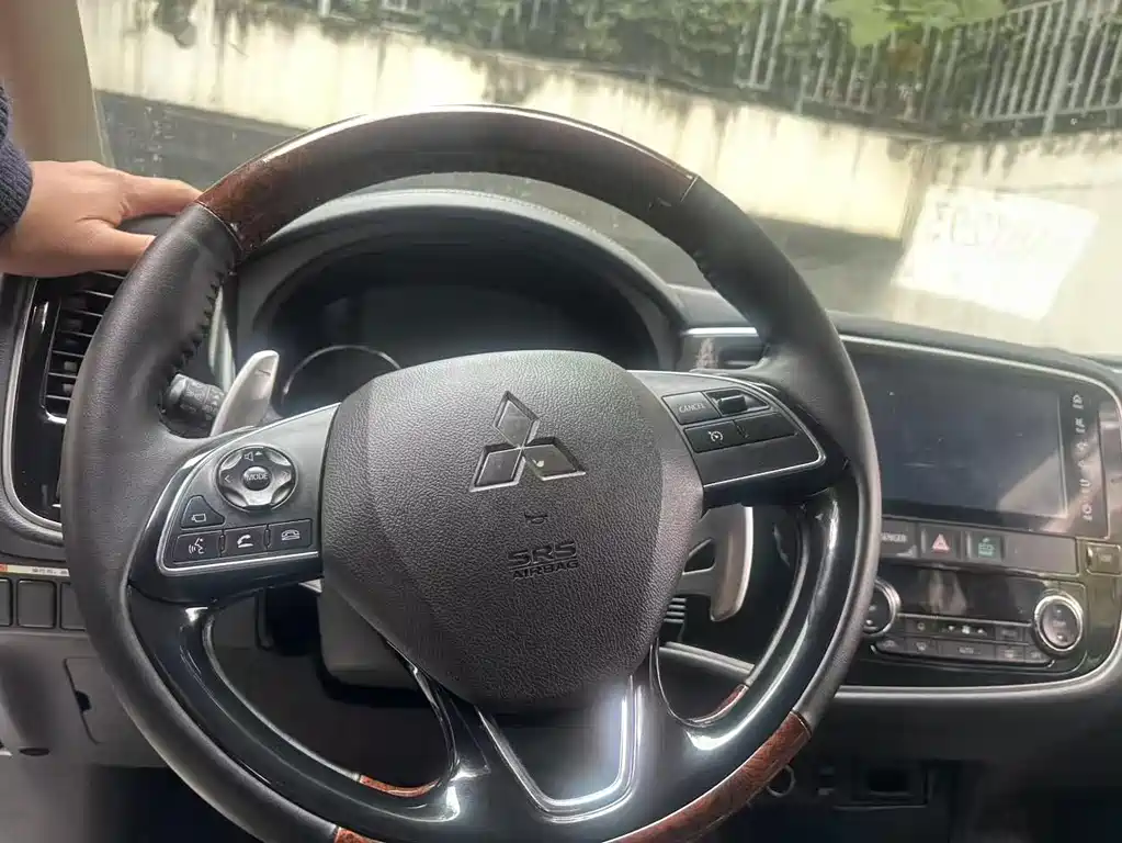 MITSUBISHI OUTLANDER