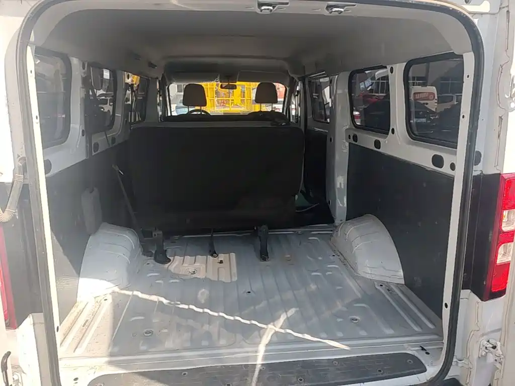 Wuling Yangguang — миниатюра 19
