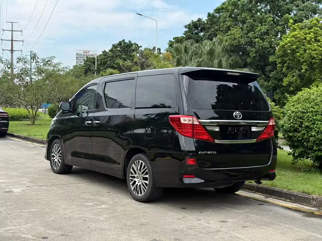 Toyota Alphard — миниатюра 6