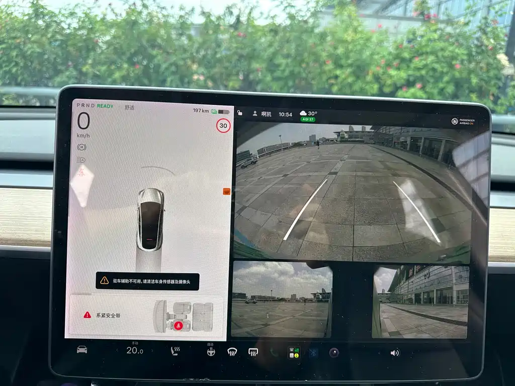 Tesla Model Y — миниатюра 12
