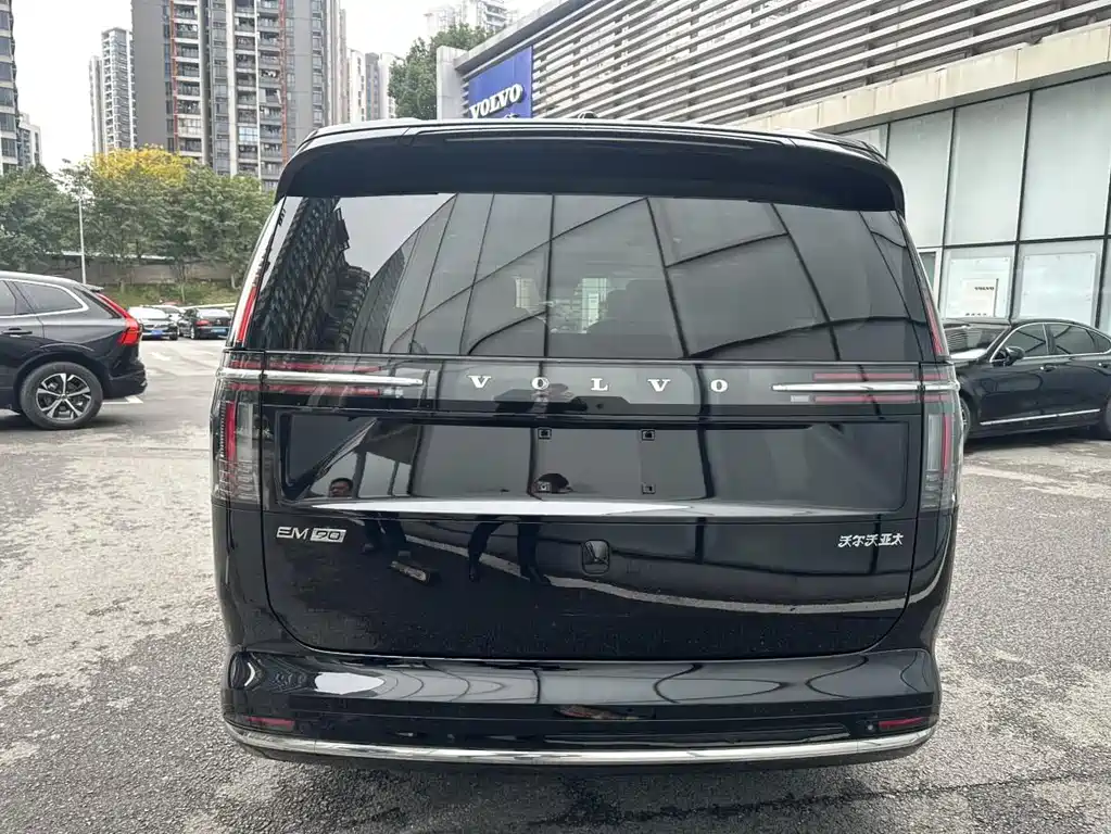 Volvo EM90 2025 Ultra мест