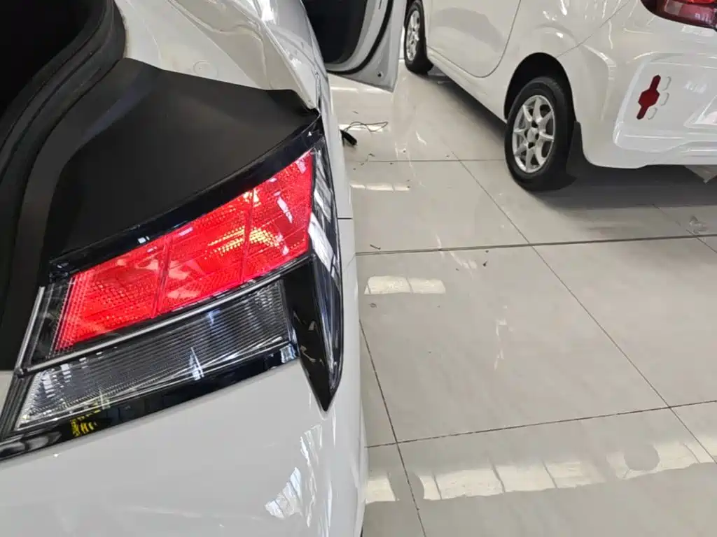 Hyundai Elantra — миниатюра 8