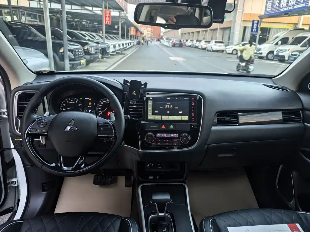 Mitsubishi Outlander — миниатюра 5