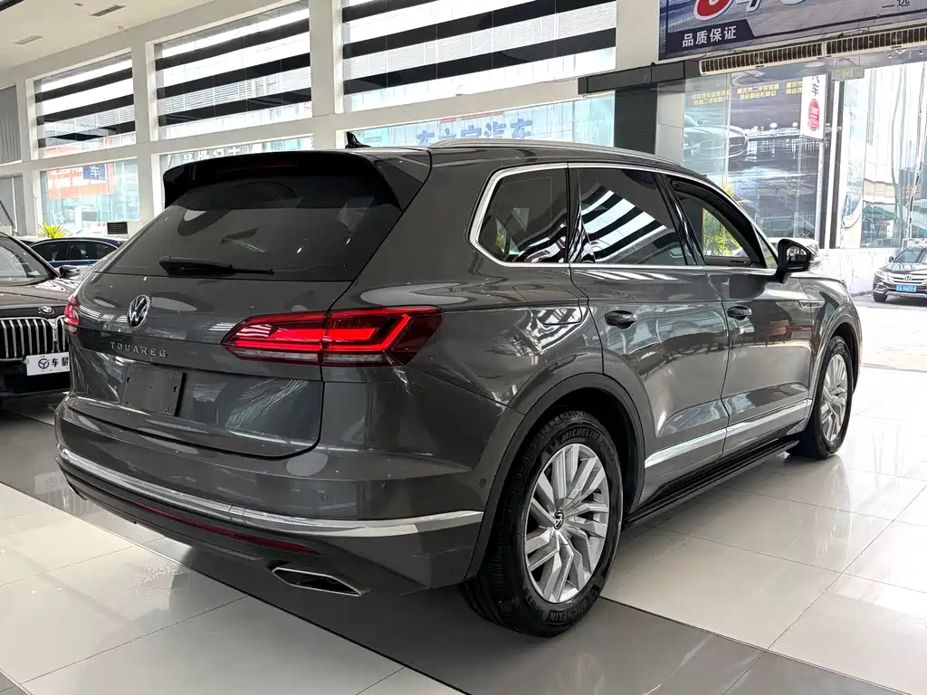 VOLKSWAGEN TOUAREG