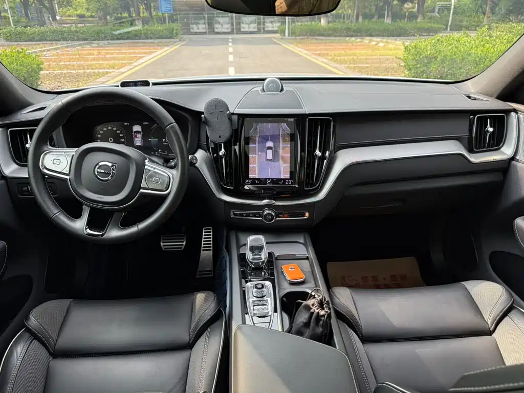 Volvo XC60 PHEV — миниатюра 11