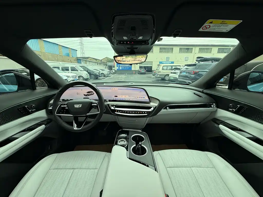 Cadillac IQ 2022 Luxury