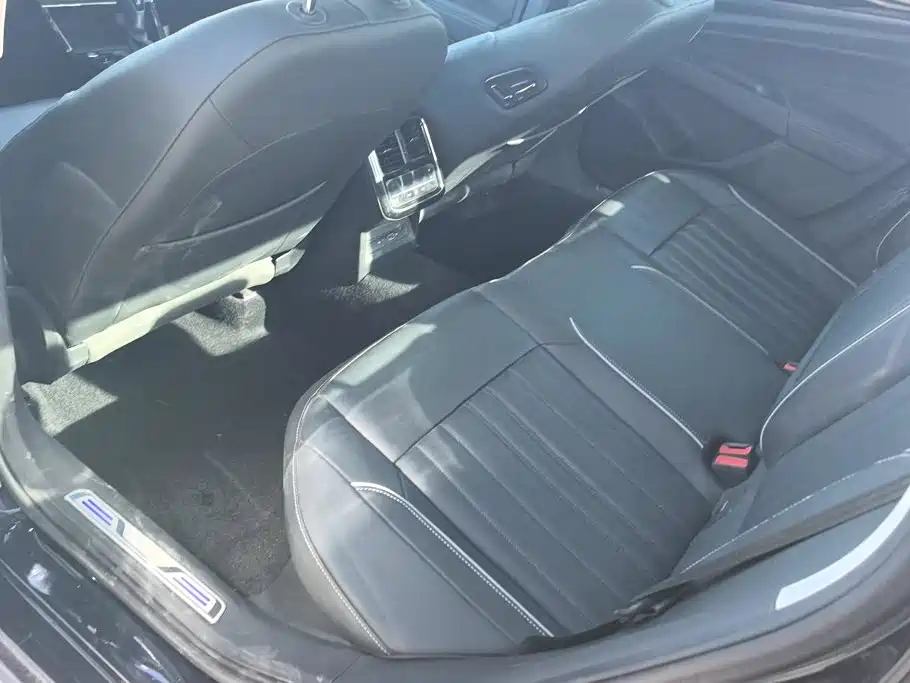 Volkswagen Passat PHEV — миниатюра 11