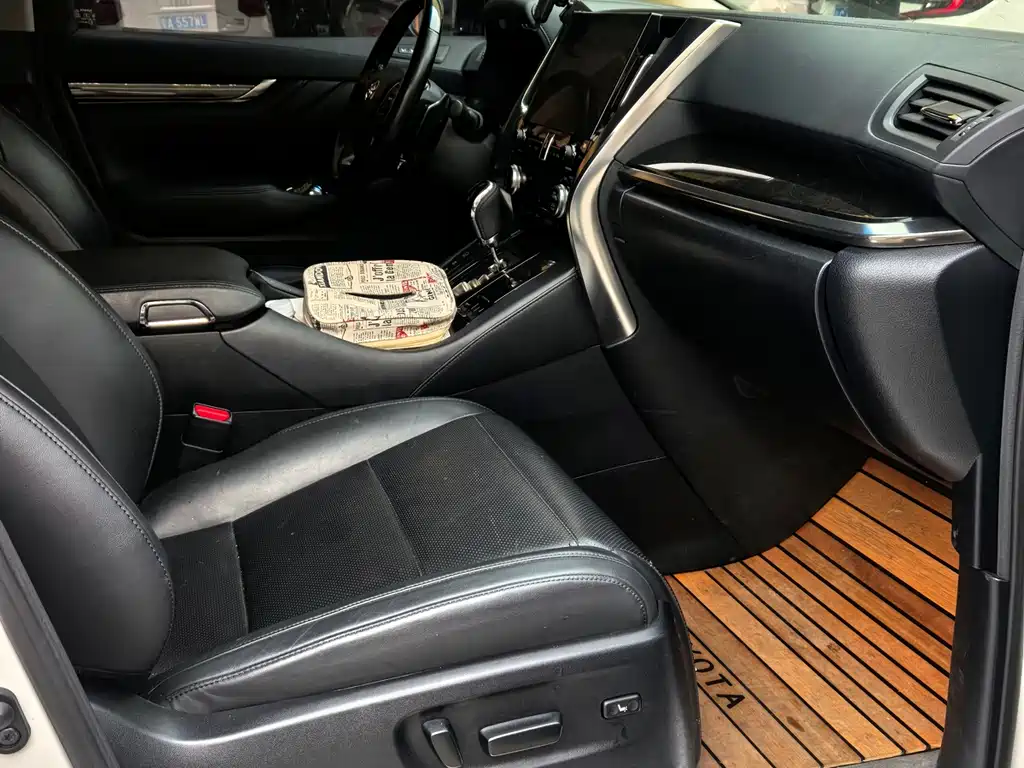 Toyota Vellfire 2023 2.5L HV Luxury