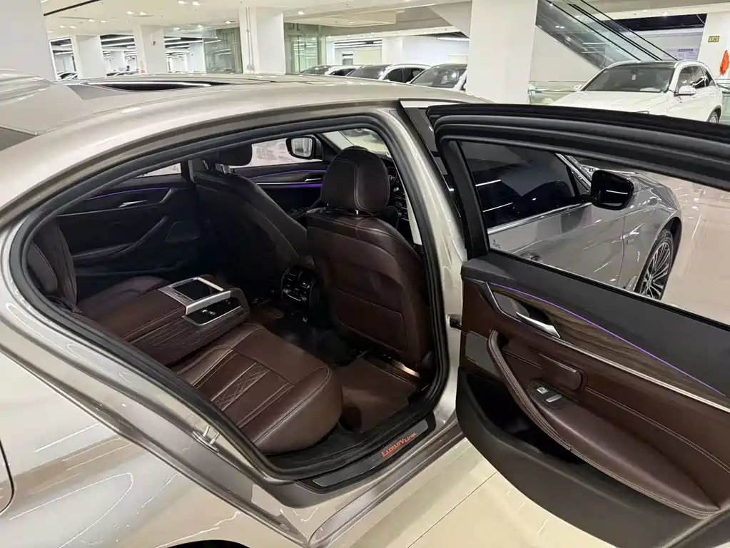 BMW 5 Series — миниатюра 15