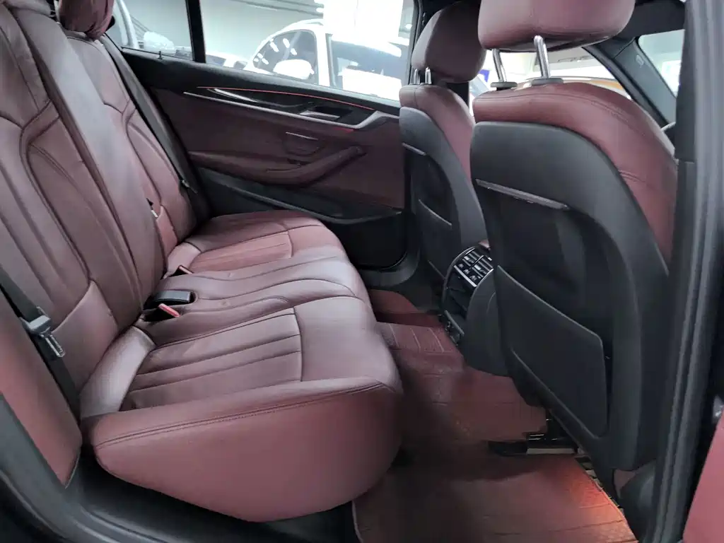 BMW 5 Series — миниатюра 12