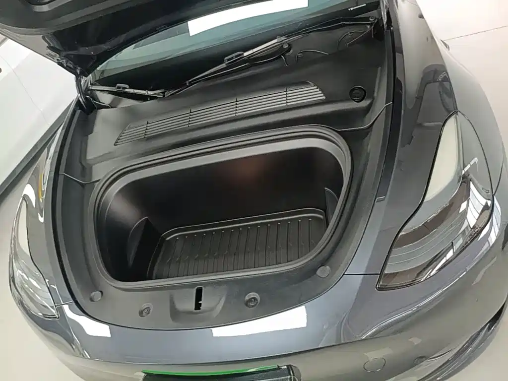 Tesla Model Y — миниатюра 20