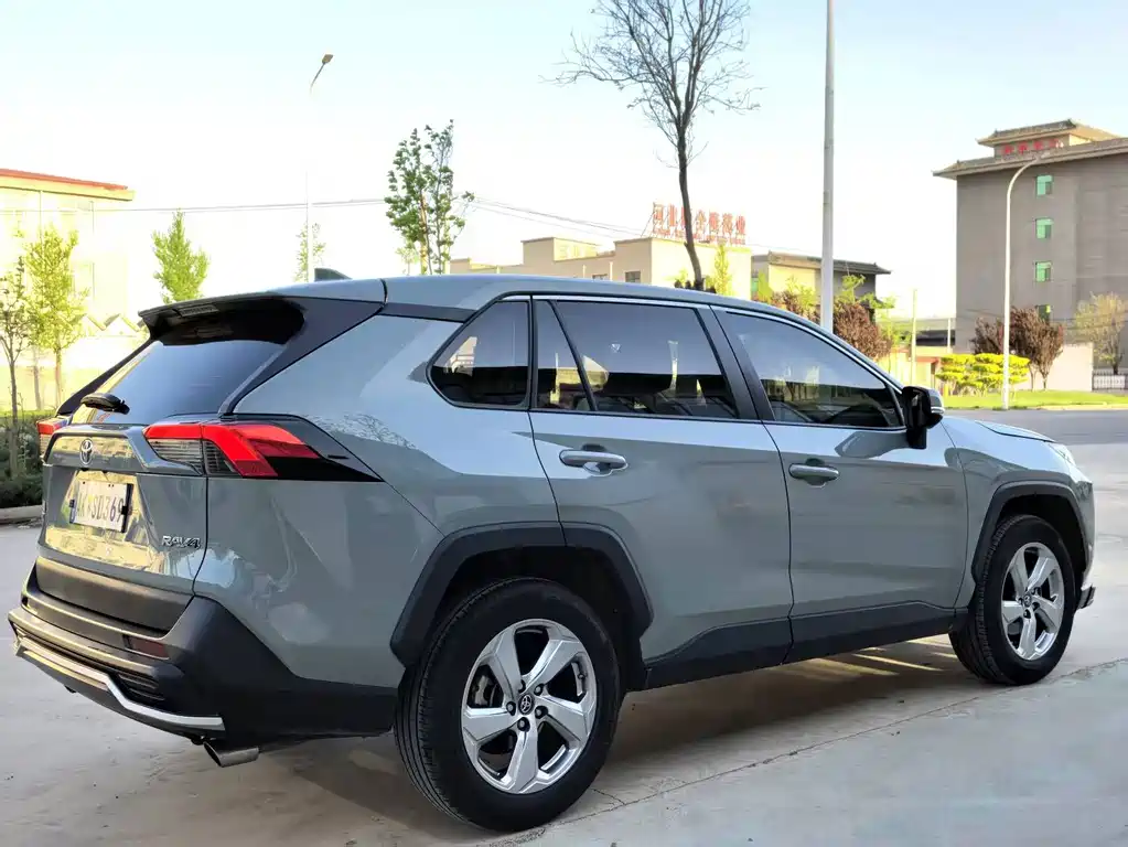 Toyota RAV4 — миниатюра 6