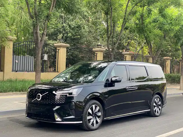 Volvo EM90