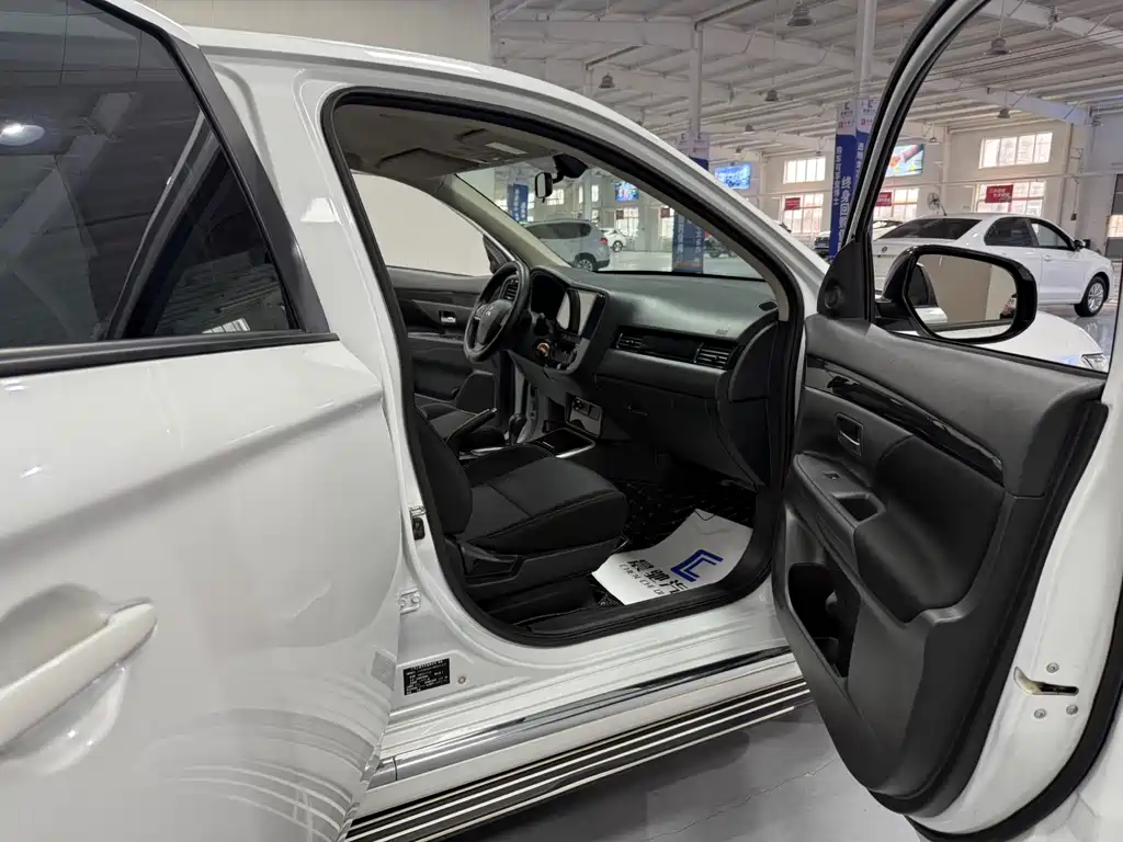 MITSUBISHI OUTLANDER