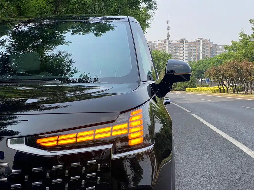 Volvo EM90 2025 Ultra мест