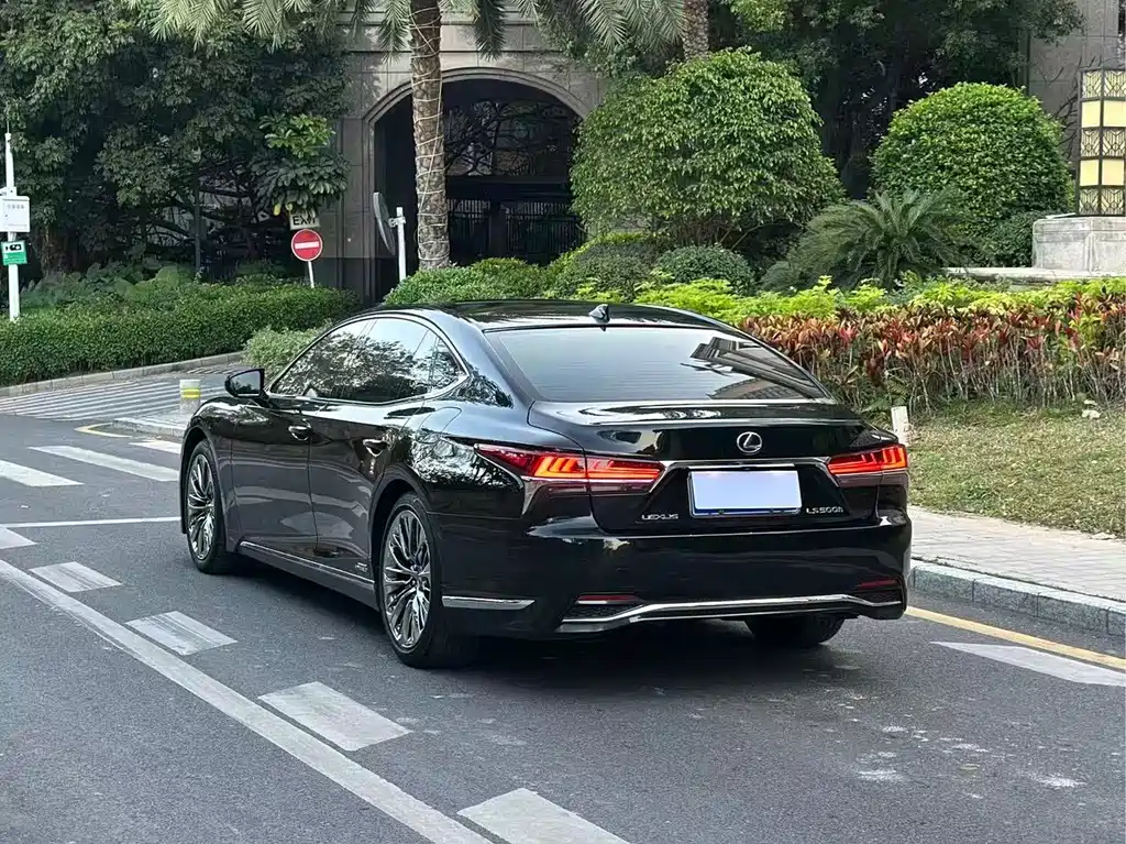Lexus LS — миниатюра 8