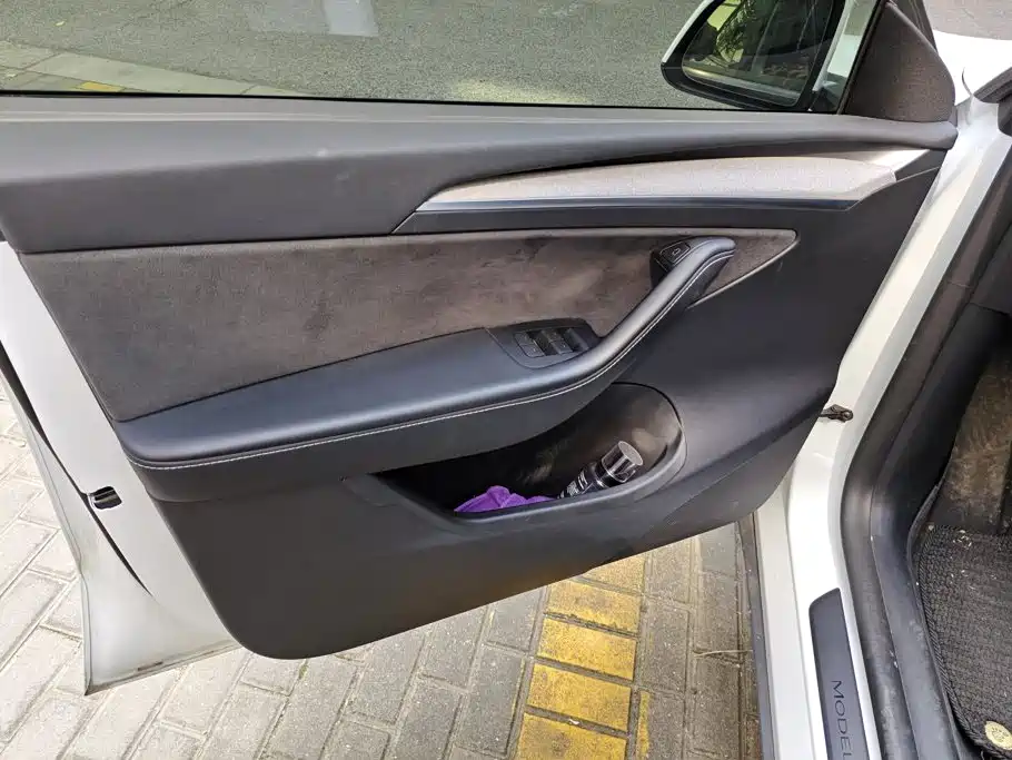 Tesla Model Y — миниатюра 7