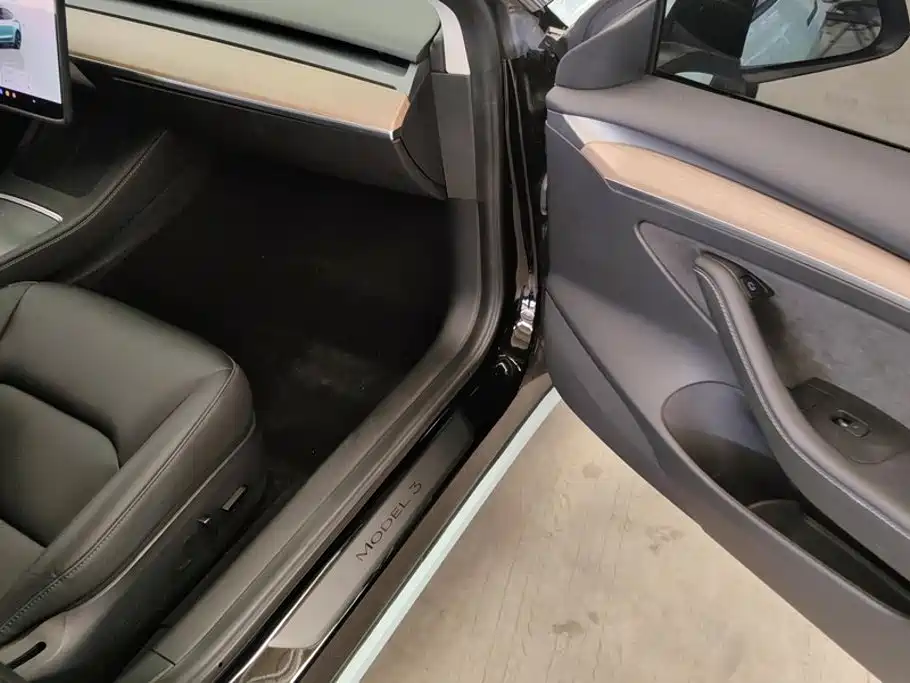 Tesla Model 3 — миниатюра 7