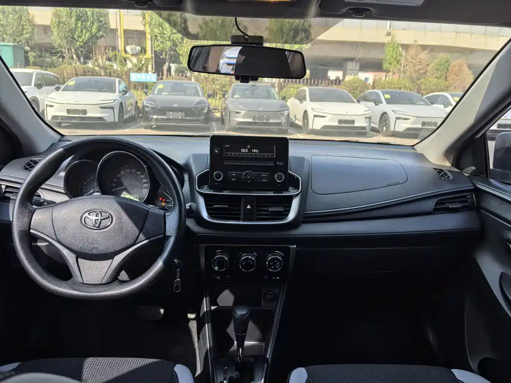 Toyota Yaris L — миниатюра 7