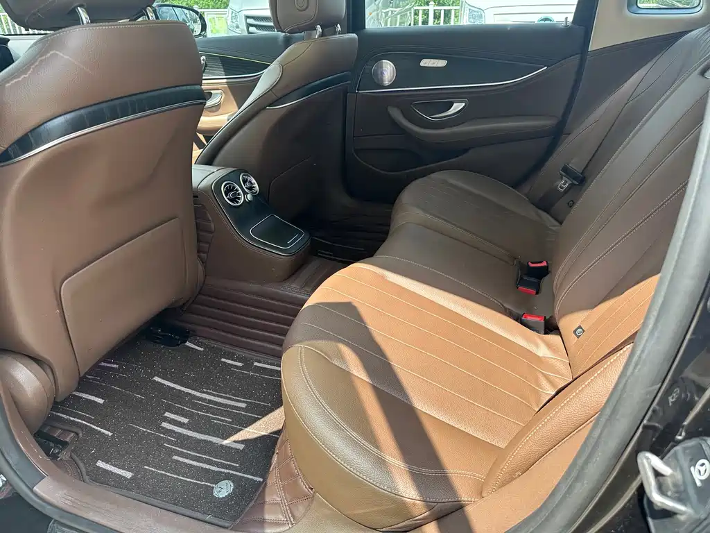 Mercedes-Benz E-Class — миниатюра 5
