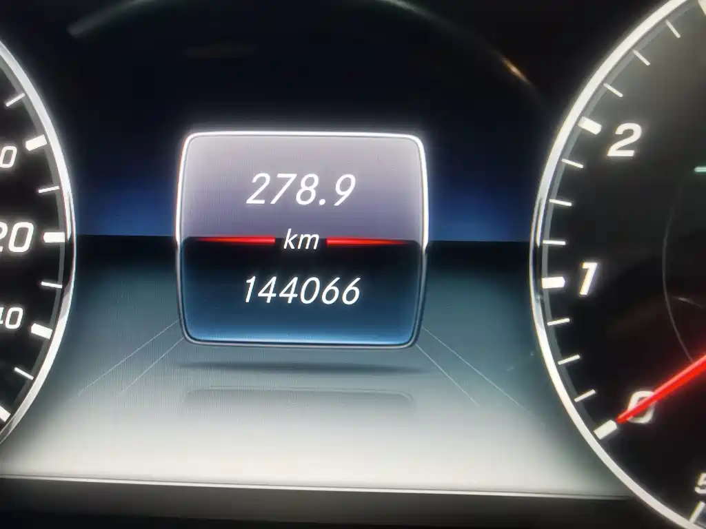 Mercedes-Benz E-Class — миниатюра 13