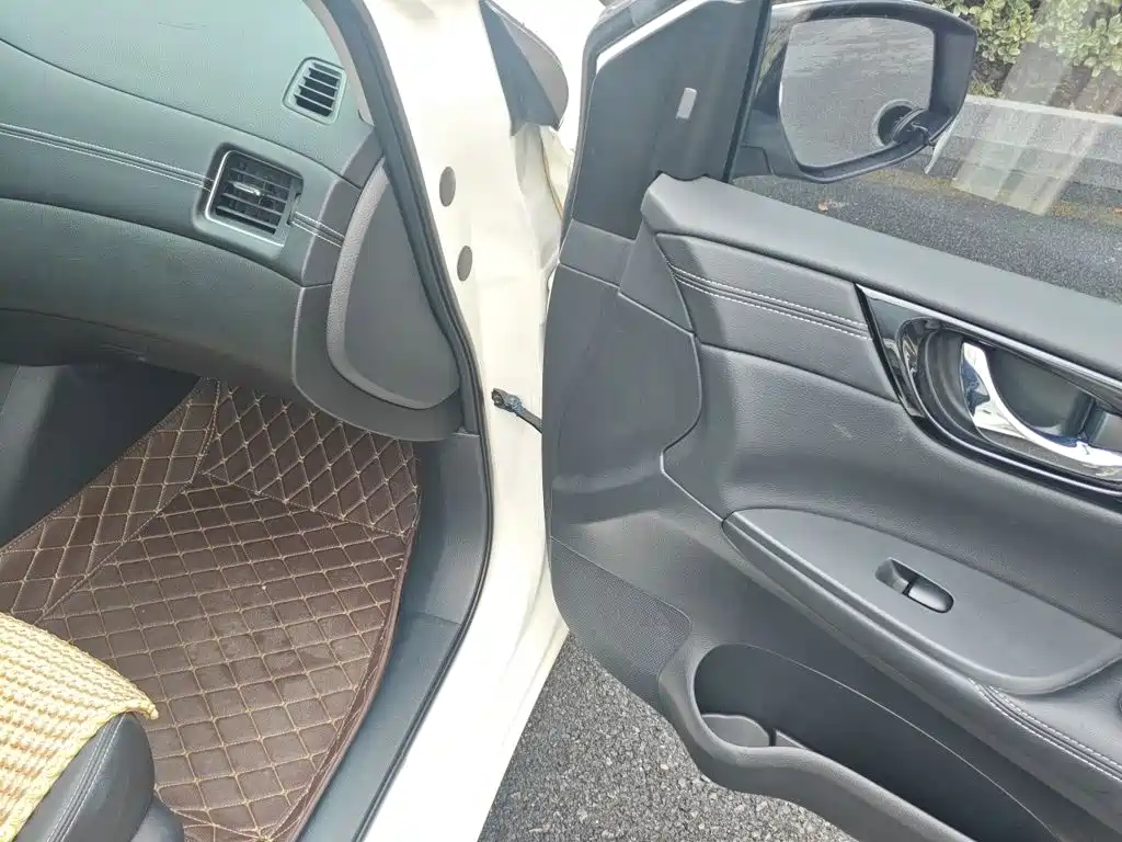 Nissan Tiida — миниатюра 18