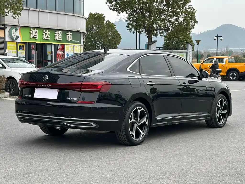 VOLKSWAGEN PASSAT