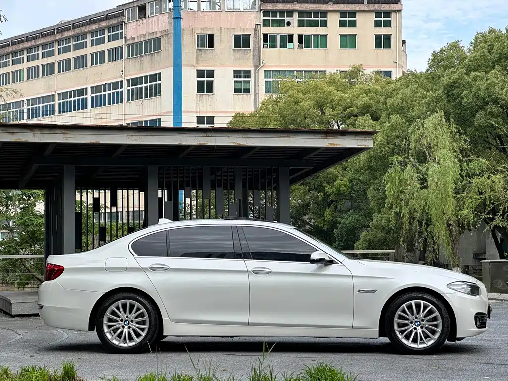 BMW 5 Series — миниатюра 7