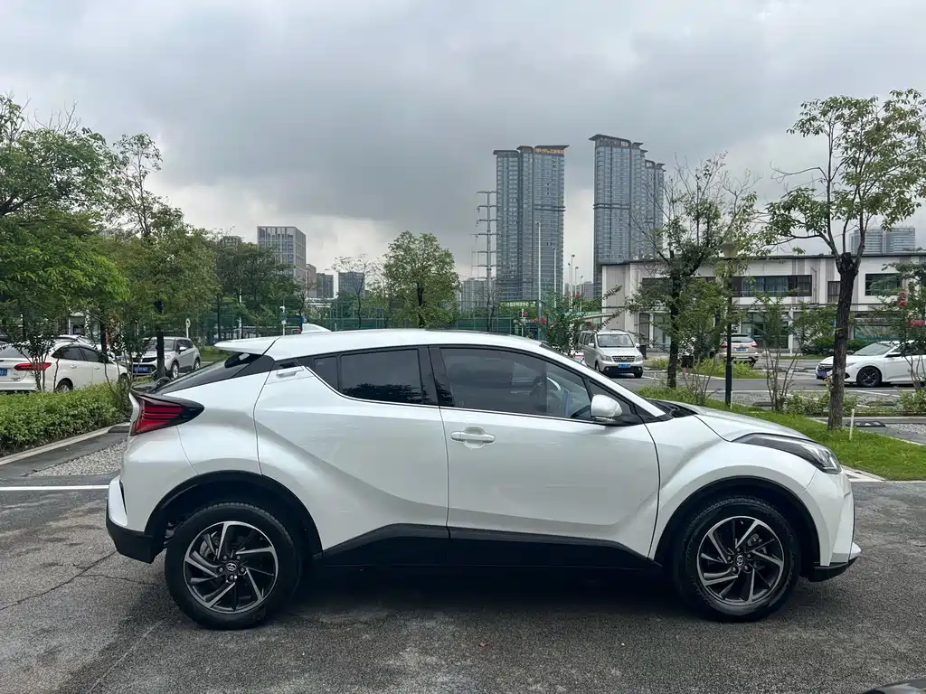 Toyota C-HR 2023 2.0L Luxury