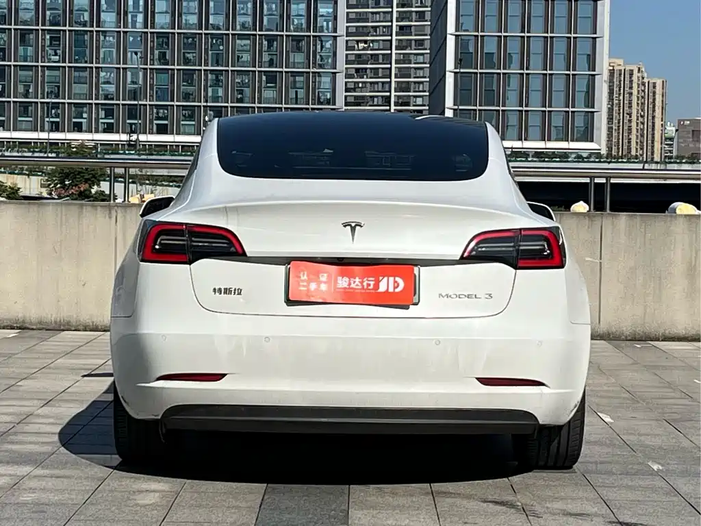 Tesla Model 3 — миниатюра 5