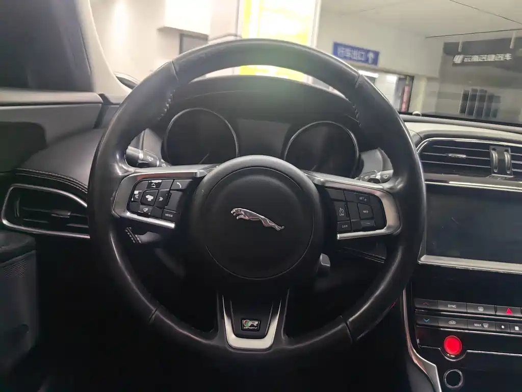 Jaguar XE 2.0T 200PS R-Sport, фото 14