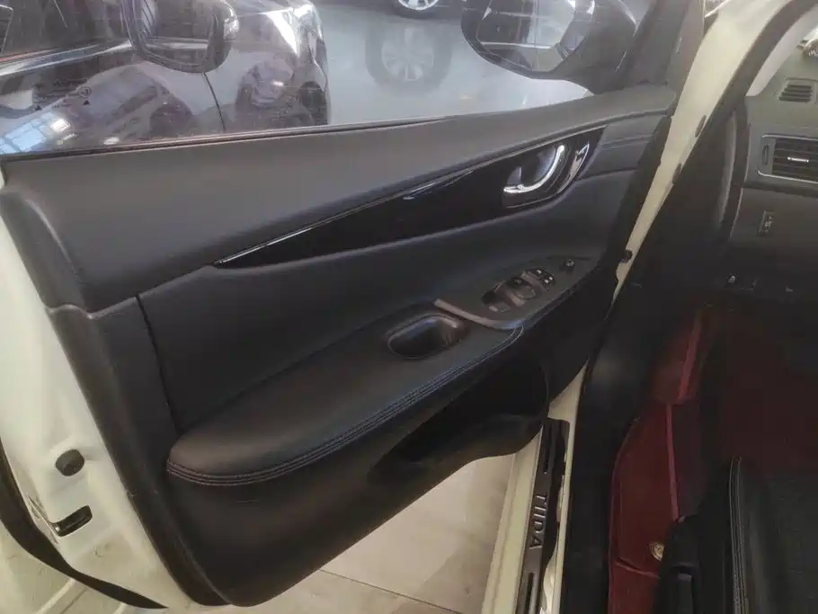 Nissan Tiida — миниатюра 7