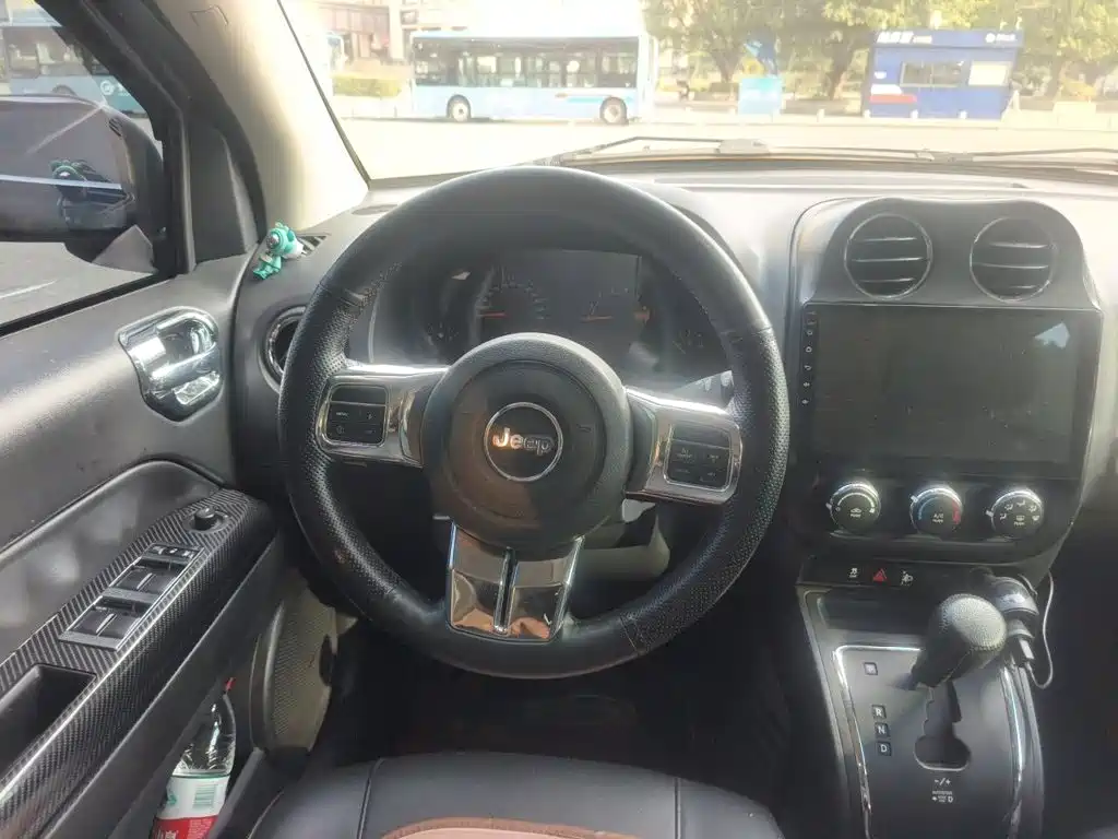 Jeep Compass (Import) — миниатюра 11