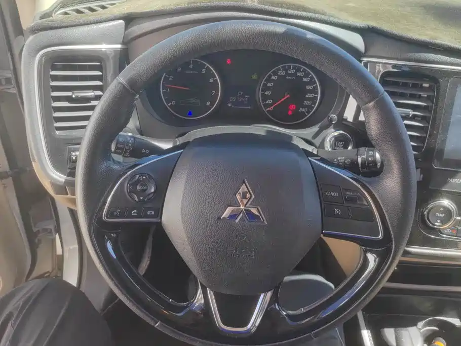 Mitsubishi Outlander — миниатюра 15