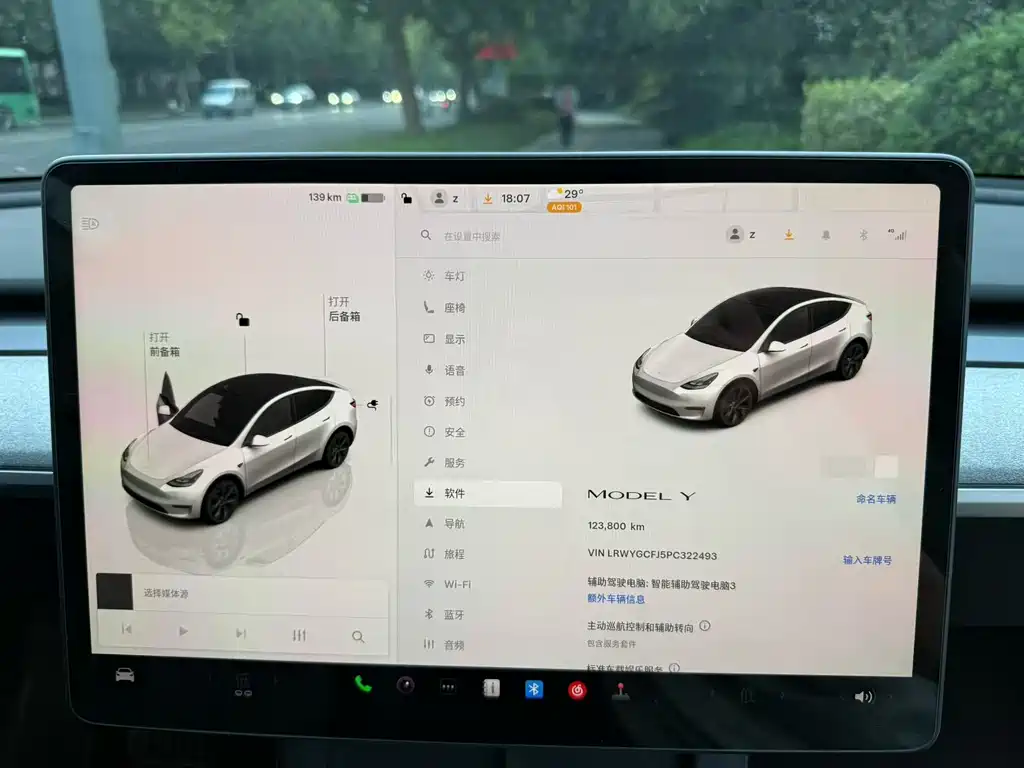 Tesla Model Y — миниатюра 7