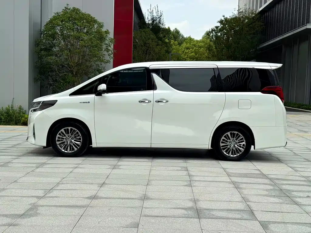 Toyota Alphard — миниатюра 7