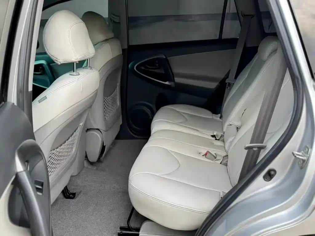 Toyota RAV4 — миниатюра 9