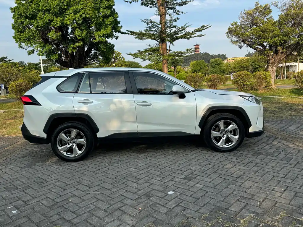 Toyota RAV4 — миниатюра 7