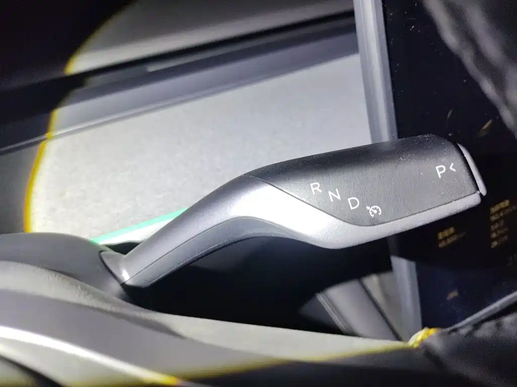 Tesla Model Y — миниатюра 10