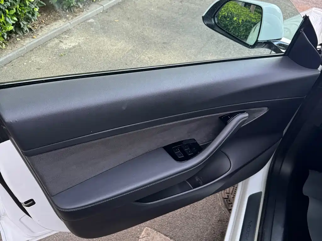 Tesla Model 3 — миниатюра 5