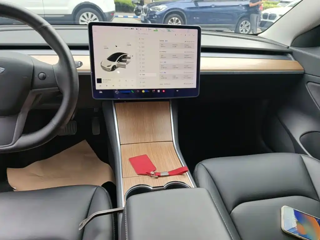Tesla Model 3 — миниатюра 13